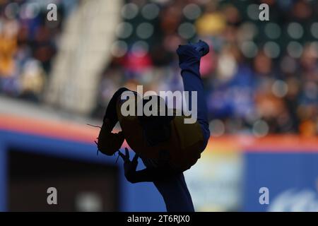 Il lanciatore titolare di Las Águilas Cibaeñas Ariel Miranda (89) lanciò durante il secondo inning di una partita di baseball contro i Los Tigres del Licey al Citi Field di Corona, New York, sabato 11 novembre 2023. (Foto: Gordon Donovan) Foto Stock