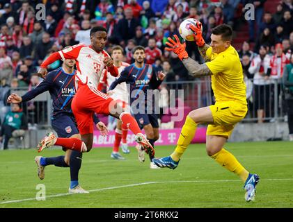 (231112) -- MONACO DI BAVIERA, 12 novembre 2023 (Xinhua) -- Kevin Mueller (R), portiere di Heidenheim, salva il pallone dal Bouna Sarr del Bayern Monaco durante una partita di calcio della Bundesliga di prima divisione tedesca tra Bayern Monaco e FC Heidenheim a Monaco di Baviera, Germania, 11 novembre 2023. (Foto di Philippe Ruiz/Xinhua) Foto Stock