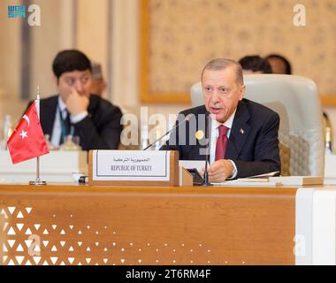 (231112) -- RIYADH, 12 novembre 2023 (Xinhua) -- il presidente turco Recep Tayyip Erdogan parla durante il vertice straordinario arabo-islamico congiunto a Riyadh, Arabia Saudita, 11 novembre 2023. Il vertice straordinario arabo-islamico congiunto tenutosi sabato nella capitale saudita di Riad ha richiesto l'immediata cessazione delle operazioni militari a Gaza. (SPA/Handout via Xinhua) Foto Stock