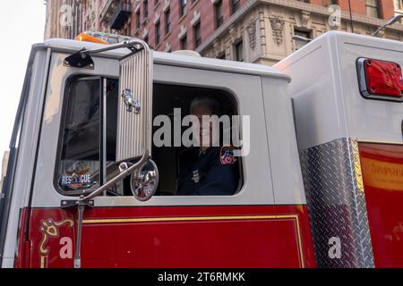 11 novembre 2023, New York, New York, Stati Uniti: (NEW) Veteran&#39;s Day Parade tenutasi a New York City. 11 novembre 2023, New York, New York, USA: Membro dell'FDNY Drives Truck Rescue 343 in memoria dei vigili del fuoco caduti del 911 durante l'annuale Veterans Day Parade dell'11 novembre 2023 a New York City. Centinaia di persone hanno percorso la 5th Avenue per assistere alla più grande parata del Veterans Day degli Stati Uniti. Questo evento di quest'anno comprendeva veterani, soldati attivi, agenti di polizia, vigili del fuoco e dozzine di gruppi scolastici che partecipavano alla parata che onora gli uomini e le donne che hanno servito e Foto Stock