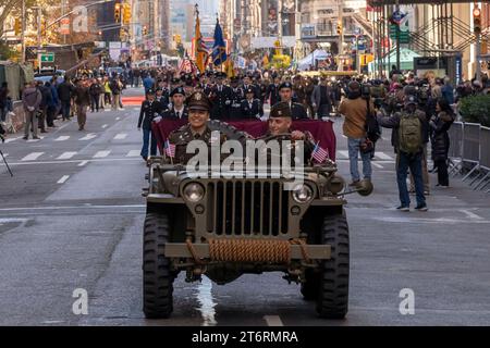 11 novembre 2023, New York, New York, Stati Uniti: (NEW) Veteran&#39;s Day Parade tenutasi a New York City. 11 novembre 2023, New York, New York, USA: Army 1942 WWII MB2 Willys Jeep partecipa all'annuale Veterans Day Parade l'11 novembre 2023 a New York City. Centinaia di persone hanno percorso la 5th Avenue per assistere alla più grande parata del Veterans Day degli Stati Uniti. Questo evento di quest'anno comprendeva veterani, soldati attivi, agenti di polizia, vigili del fuoco e dozzine di gruppi scolastici che partecipavano alla sfilata che onora gli uomini e le donne che hanno servito e sacrificato per il paese. (Credito: M10s Foto Stock