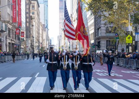 11 novembre 2023, New York, New York, Stati Uniti: (NEW) Veteran&#39;s Day Parade tenutasi a New York City. 11 novembre 2023, New York, New York, USA: I membri dei Marines statunitensi partecipano all'annuale Veterans Day Parade l'11 novembre 2023 a New York City. Centinaia di persone hanno percorso la 5th Avenue per assistere alla più grande parata del Veterans Day degli Stati Uniti. Questo evento di quest'anno comprendeva veterani, soldati attivi, agenti di polizia, vigili del fuoco e dozzine di gruppi scolastici che partecipavano alla sfilata che onora gli uomini e le donne che hanno servito e sacrificato per il paese. (Credito: M10s / th Foto Stock