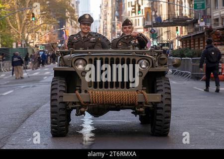 11 novembre 2023, New York, New York, Stati Uniti: (NEW) Veteran&#39;s Day Parade tenutasi a New York City. 11 novembre 2023, New York, New York, USA: Army 1942 WWII MB2 Willys Jeep partecipa all'annuale Veterans Day Parade l'11 novembre 2023 a New York City. Centinaia di persone hanno percorso la 5th Avenue per assistere alla più grande parata del Veterans Day degli Stati Uniti. Questo evento di quest'anno comprendeva veterani, soldati attivi, agenti di polizia, vigili del fuoco e dozzine di gruppi scolastici che partecipavano alla sfilata che onora gli uomini e le donne che hanno servito e sacrificato per il paese. (Credito: M10s Foto Stock