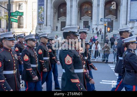 11 novembre 2023, New York, New York, Stati Uniti: (NEW) Veteran&#39;s Day Parade tenutasi a New York City. 11 novembre 2023, New York, New York, USA: I membri dei Marines statunitensi partecipano all'annuale Veterans Day Parade l'11 novembre 2023 a New York City. Centinaia di persone hanno percorso la 5th Avenue per assistere alla più grande parata del Veterans Day degli Stati Uniti. Questo evento di quest'anno comprendeva veterani, soldati attivi, agenti di polizia, vigili del fuoco e dozzine di gruppi scolastici che partecipavano alla sfilata che onora gli uomini e le donne che hanno servito e sacrificato per il paese. (Credito: M10s / th Foto Stock