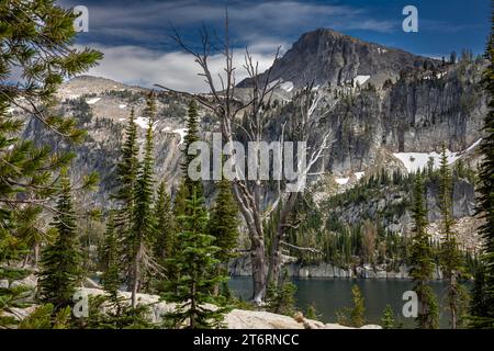 OR02711-00...OREGON - Eagle Cap Peak che sorge sopra il lago Mirror nella Eagle Cap Wilderness della Wallowa-Whitman National Forest. Foto Stock