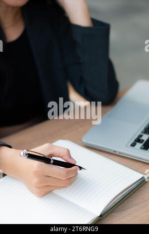uomo d'affari professionista che scrive le sue idee su un notebook Foto Stock