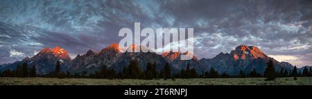 WY05779-00...WYOMING - alba sulla catena montuosa di Teton nel Grand Teton National Park. Foto Stock