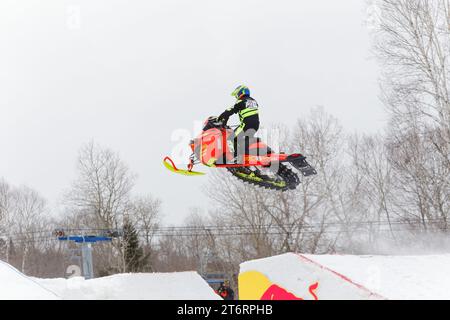 Corsa in motoslitta in salita. Quebec, Canada Foto Stock