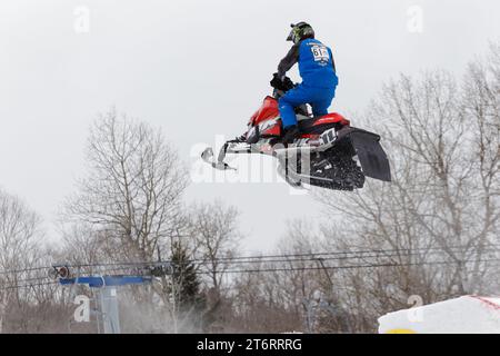 Corsa in motoslitta in salita. Quebec, Canada Foto Stock