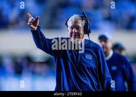 12 novembre 2023: L'allenatore dei North Carolina Tar Heels Mack Brown chiede la penalità contro i Duke Blue Devils nel quarto quarto quarto della partita di football ACC al Kenan Memorial Stadium di Chapel Hill, NC. (Scott Kinser/CSM) Foto Stock
