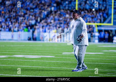 11 novembre 2023: L'allenatore dei Duke Blue Devils Mike Elko reagisce alla chiamata durante il primo quarto contro i North Carolina Tar Heels nel match di football ACC al Kenan Memorial Stadium di Chapel Hill, NC. (Scott Kinser/CSM) Foto Stock