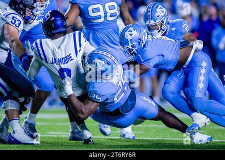 11 novembre 2023: Il running back dei Duke Blue Devils Jaquez Moore (9) viene affrontato dal linebacker dei North Carolina Tar Heels Kaimon Rucker (25) durante il primo quarto del match di football ACC al Kenan Memorial Stadium di Chapel Hill, NC. (Scott Kinser/CSM) Foto Stock