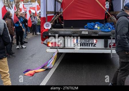 Una bandiera LGBT viene tirata da un'auto durante la celebrazione del 105° anniversario della riacquisizione dell'indipendenza della Polonia a Varsavia, l'11 novembre 2023. Migliaia di persone si sono riunite nella capitale polacca, Varsavia, durante la controversa marcia annuale della giornata dell'indipendenza organizzata da gruppi di estrema destra e nazionalisti della Gioventù All-polacca e del campo nazionalista-radicale ONR in occasione della riconquista dell'indipendenza della Polonia. 105° giorno dell'indipendenza della Polonia a Varsavia Copyright: XMarekxAntonixIwanczukx MAI00634 Foto Stock