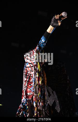 Toronto, Canada. 11 novembre 2023. La band Indie americana Yeah Yeah Yeahs si esibisce sul palco dello History Nightclub di Toronto nell'ultima data del loro Cool IT Down Tour Credit: Bobby Singh/Alamy Live News Foto Stock