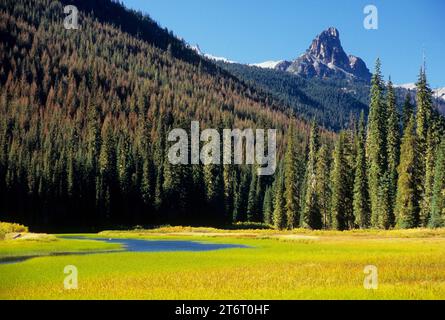 Tucquala lago con una cattedrale Rock, Wenatchee National Forest, Washington Foto Stock