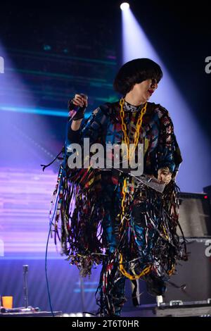 Toronto, Canada. 11 novembre 2023. La band Indie americana Yeah Yeah Yeahs si esibisce sul palco dello History Nightclub di Toronto nell'ultima data del loro Cool IT Down Tour Credit: Bobby Singh/Alamy Live News Foto Stock