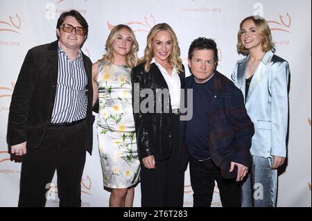 (L-R) Sam Fox, Aquinnah Fox, Tracy Pollan, Michael J. Fox e Schuyler Fox partecipano al 2023 «A Funny Thing Happened on the Way to cure Parkinson’s» a Casa Cipriani, New York, NY, 11 novembre 2023. (Foto di Anthony Behar/Sipa USA) Foto Stock