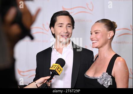 (L-R) Justin Long e Kate Bosworth partecipano al 2023 “A Funny Thing Happened on the Way to cure Parkinson’s” a Casa Cipriani, New York, NY, 11 novembre 2023. (Foto di Anthony Behar/Sipa USA) Foto Stock