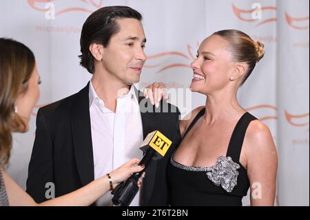 (L-R) Justin Long e Kate Bosworth partecipano al 2023 “A Funny Thing Happened on the Way to cure Parkinson’s” a Casa Cipriani, New York, NY, 11 novembre 2023. (Foto di Anthony Behar/Sipa USA) Foto Stock