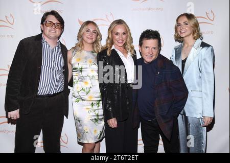 (L-R) Sam Fox, Aquinnah Fox, Tracy Pollan, Michael J. Fox e Schuyler Fox partecipano al 2023 «A Funny Thing Happened on the Way to cure Parkinson’s» a Casa Cipriani, New York, NY, 11 novembre 2023. (Foto di Anthony Behar/Sipa USA) Foto Stock