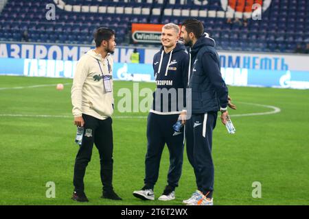 Ilzat Akhmetov (L) di Krasnodar e Andrey Mostovoy (C), Aleksei Sutormin (R) di Zenit visti in azione durante la partita di calcio della Premier League russa tra Zenit San Pietroburgo e Krasnodar alla Gazprom Arena. Punteggio finale; Zenit 1:1 Krasnodar. Foto Stock