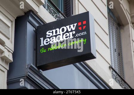 lione , Francia - 11 04 2023 : facciata del logo del marchio e del testo del segno snowleader reblochon Company store building wall Foto Stock