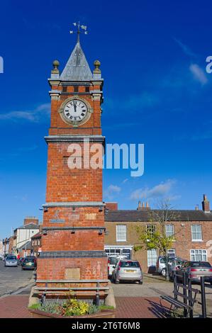 La torre dell'orologio nella piazza del mercato di Wainfleet in una giornata di sole Foto Stock