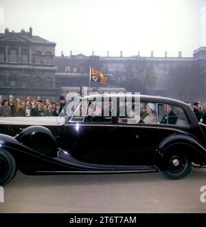 Foto del file datata 24/04/63 della regina Elisabetta II, del duca di Edimburgo e del principe Carlo, in viaggio verso l'Abbazia di Westminster per il matrimonio della principessa Alexandra e Angus Ogilvy. Foto di ogni anno della vita del re sono state compilate dall'agenzia di stampa PA per celebrare il 75° compleanno di re Carlo III. Data di emissione: Domenica 12 novembre 2023. Foto Stock