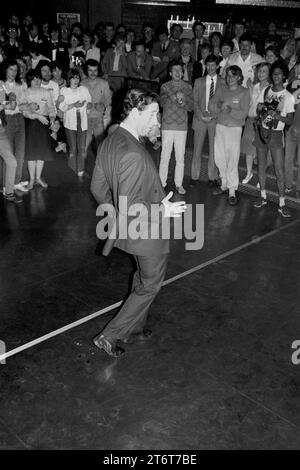 Foto del file datata 29/03/85 del Principe di Galles che prova la sua mano alla breakdance, per la gioia dei giovani in una sessione discoteca a Middleton-on-Sea, durante una visita a un corso Youth Meets Industry per 300 disoccupati, organizzato dal Prince's Trust. Foto di ogni anno della vita del re sono state compilate dall'agenzia di stampa PA per celebrare il 75° compleanno di re Carlo III. Data di emissione: Domenica 12 novembre 2023. Foto Stock