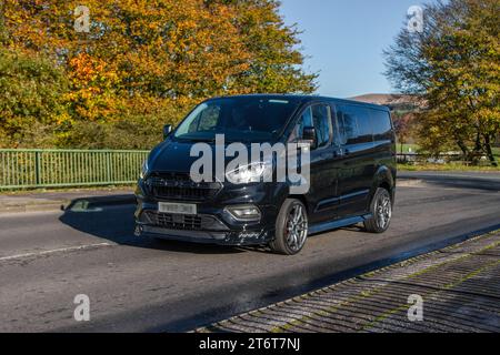 2018 Ford Transit Custom 280 Limited TDCI 130 Ecoblue L1H1 SWB Black LCV Panel Van Diesel 1995 cc; attraversamento del ponte autostradale a Manchester, Regno Unito Foto Stock