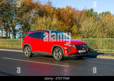 2021 Hyundai Tucson Ultimate T-GDI HEV Auto T-GDI 230 2WD S/C motore HEV 60 CV/44 kW Auto Start/Stop Auto SUV ibrido elettrico 1598 cc; ponte autostradale a Manchester, Regno Unito Foto Stock
