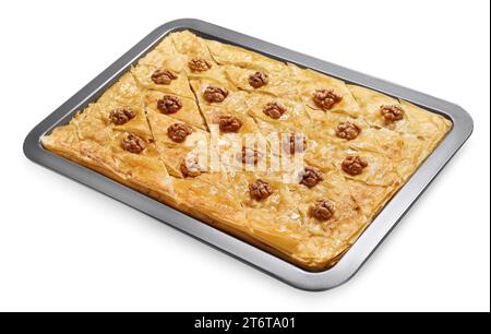 Delizioso baklava con noci in teglia isolata su bianco Foto Stock