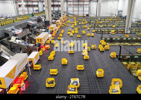 (231112) -- PECHINO, 12 novembre 2023 (Xinhua) -- questa foto aerea scattata l'8 novembre 2023 mostra robot che smistano e trasportano pacchi in un centro logistico intelligente nella contea di Deqing, nella provincia dello Zhejiang della Cina orientale. (Foto di Ni Lifang/Xinhua) Foto Stock