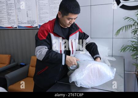 (231112) -- PECHINO, 12 novembre 2023 (Xinhua) -- Un addetto alla consegna consegna consegna un pacco in una stazione di distribuzione a Lanzhou, provincia del Gansu della Cina nord-occidentale, 8 novembre 2023. (Xinhua) Foto Stock