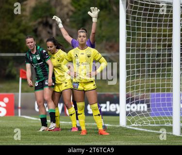 Porirua, Wellington, nuova Zelanda, 12 novembre 2023: Hailey Davidson (18, Wellington Phoenix) si prepara a difendere un angolo. Wellington Phoenix contro Western United. A-League Women. Porirua Park. Porirua. Wellington. Nuova Zelanda. Phoenix vince in casa 3-1 (HT 2-0). (Joe Serci / SPP) credito: SPP Sport Press Photo. /Alamy Live News Foto Stock