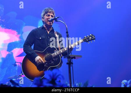 Parigi, Francia. 11 novembre 2023. L'High Flying Birds di Noel Gallagher si esibisce allo Zenith di Parigi, in Francia, l'11 novembre 2023. Foto di Christophe Meng/ABACAPRESS.COM credito: Abaca Press/Alamy Live News Foto Stock