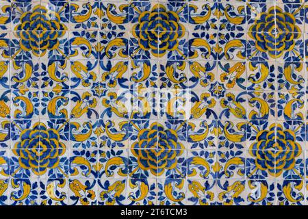 Pannello con tradizionali piastrelle azulejos portoghesi blu e giallo con motivi e motivi floreali ripetuti, arte decorativa delle pareti, Toledo, Spagna. Foto Stock