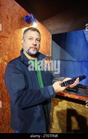 l'istruttore di tiro spiega come usare una pistola Foto Stock