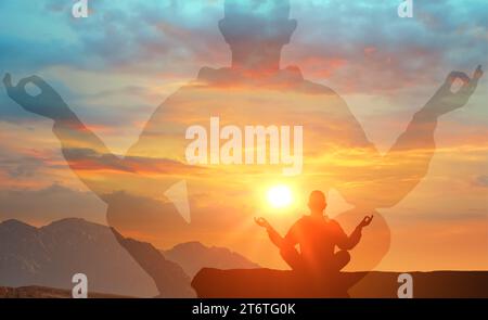 silhouette man pratica yoga in posizione di loto sulla montagna. serenità e yoga al tramonto, meditazione. Armonia, cura di sé, relax Foto Stock