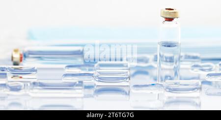 Fiale mediche iniettabili su sfondo azzurro. Fiale di vetro sparse con medicine sul tavolo. Farmaci e trattamento delle malattie, pharm Foto Stock