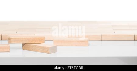 Primo piano della partita di legno dei blocchi su un tavolo bianco. Foto Stock