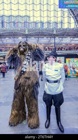 Londra Regno Unito 12 novembre 2023 Londra Comic con Winter Olympia weekend del 11-12 novembre 2023. Ti presentiamo le star del cinema e della TV e i cosplayer per divertirti con Paul Quezada-Neiman/Alamy Live News Foto Stock