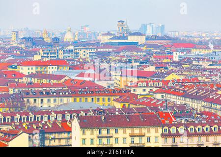 La prospettiva aerea cattura la città di Torino adornata da tetti rossi e attici. Il paesaggio urbano si dispiega sotto, rivelando un'armoniosa miscela di architetture Foto Stock