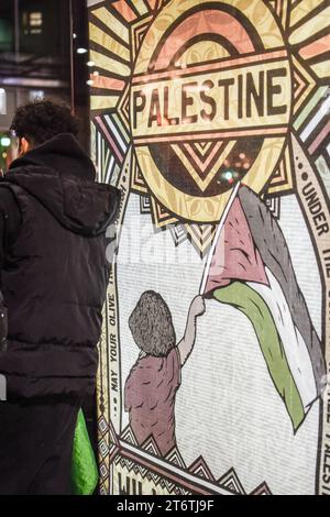 300.000 manifestanti pro-palestinesi hanno marciato per chiedere un cessate il fuoco a Gaza, in manifestazioni che hanno coinciso con il giorno dell'armistizio. I contro-manifestanti, che includevano quelli di gruppi di estrema destra, si scontrarono con la polizia vicino al Cenotaph di Londra e a Chinatown. Ad un certo punto la marcia, organizzata dalla Palestina Solidarity Campaign, si estese dall'Hilton Hotel a Park Lane all'Ambasciata degli Stati Uniti a Nine Elms - una distanza di circa 2,5 miglia. Gli organizzatori credono che abbiano partecipato 800.000 persone, ma la polizia ha stimato 300.000. Foto Stock