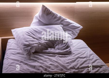 Un divano con due cuscini a crosta e una coperta a crosta Foto Stock