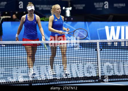 Katerina Siniakova, destra, e Barbora Krejcikova della Repubblica Ceca dopo l'ultima partita di doppio girone della Billie Jean King Cup 2023, worl femminile Foto Stock