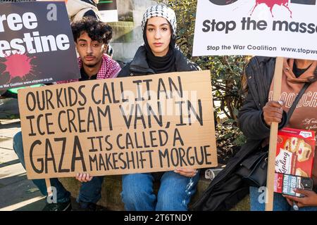 Londra, Regno Unito. 11 novembre 2023. Marcia nazionale per la Palestina. Palestinesi e sostenitori marceranno da Hyde Park all'ambasciata americana di Vauxhall chiedendo ora un cessate il fuoco. I manifestanti si formano prima di marciare verso l'ambasciata degli Stati Uniti. Nonostante l'opposizione di Suella Braverman, il Ministro degli interni, la marcia ha luogo. Organizzato dalla Palestina Solidarity Campaign, Friends of al-Aqsa, Stop the War Coalition, Muslim Association of Britain, Palestinian Forum in Britain e CND. I nostri bambini lo chiamano Un furgone del gelato, a Gaza si chiama cartello Morgue improvvisato. Crediti: Stephen Bell/Alamy Live News. Foto Stock