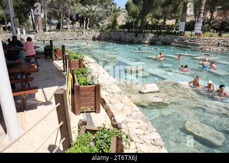 ANTALYA, TURCHIA - 15 MAGGIO 2021 Una popolare attrazione turistica, piscina ringiovanente Cleopatra nell'antica città di Hierapolis, Pamukkale, sempre piena di turisti Foto Stock