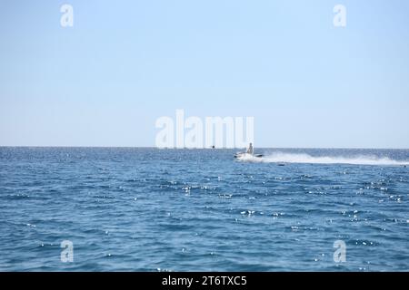 ANTALYA, TURCHIA - 15 MAGGIO 2021 il giovane uomo in scooter d'acqua guida sulle onde del mar mediterraneo Foto Stock