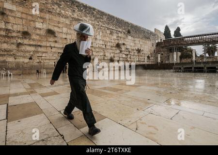 1 novembre 2023, Gerusalemme, Israele: Un uomo di religione ebraica che cammina nella piazza del muro Occidentale, un luogo sacro della religione ebraica. Gerusalemme è una città sacra per tre religioni monoteiste: L'Ebraismo, il Cristianesimo e l'Islam. Questa diversità religiosa ha portato a una convivenza amichevole e cospicua, anche se la situazione è diventata un po' tesa dagli attacchi del 7 ottobre 2023... nonostante i conflitti che hanno segnato la storia della città, gli abitanti di Gerusalemme hanno imparato a convivere in armonia. Questo si riflette nella vita di tutti i giorni, in cui il Foto Stock